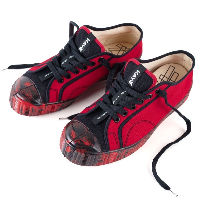 červený pár recyklovaných bot